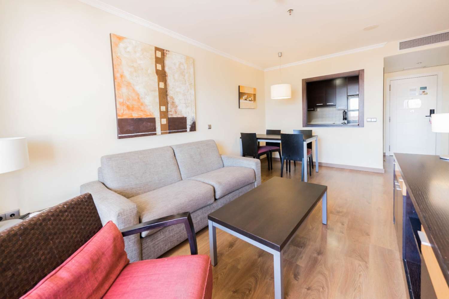 Se alquila desde 1.5 26-.28.2.27  y de 2.3.27-30.6.27  bonito apartamento  con vistas al mar  a 200 metros de la playa en Benalmádena