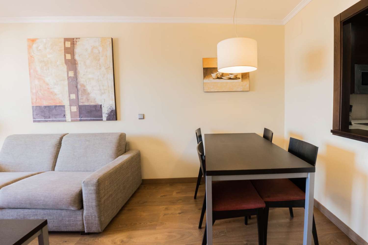 Se alquila desde 1.5 26-.28.2.27  y de 2.3.27-30.6.27  bonito apartamento  con vistas al mar  a 200 metros de la playa en Benalmádena