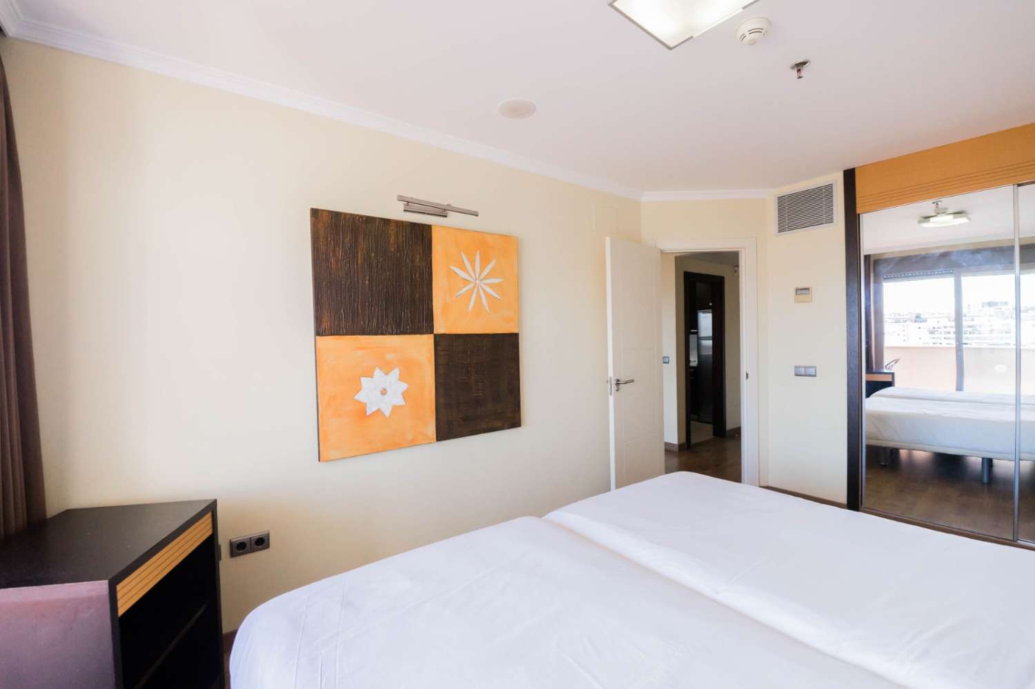 Se alquila desde 1.5 26-.28.2.27  y de 2.3.27-30.6.27  bonito apartamento  con vistas al mar  a 200 metros de la playa en Benalmádena