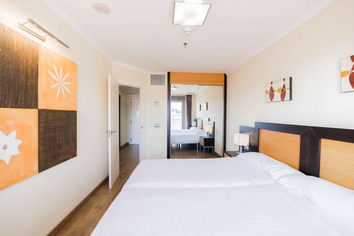 Se alquila desde 1.5 26-.28.2.27  y de 2.3.27-30.6.27  bonito apartamento  con vistas al mar  a 200 metros de la playa en Benalmádena