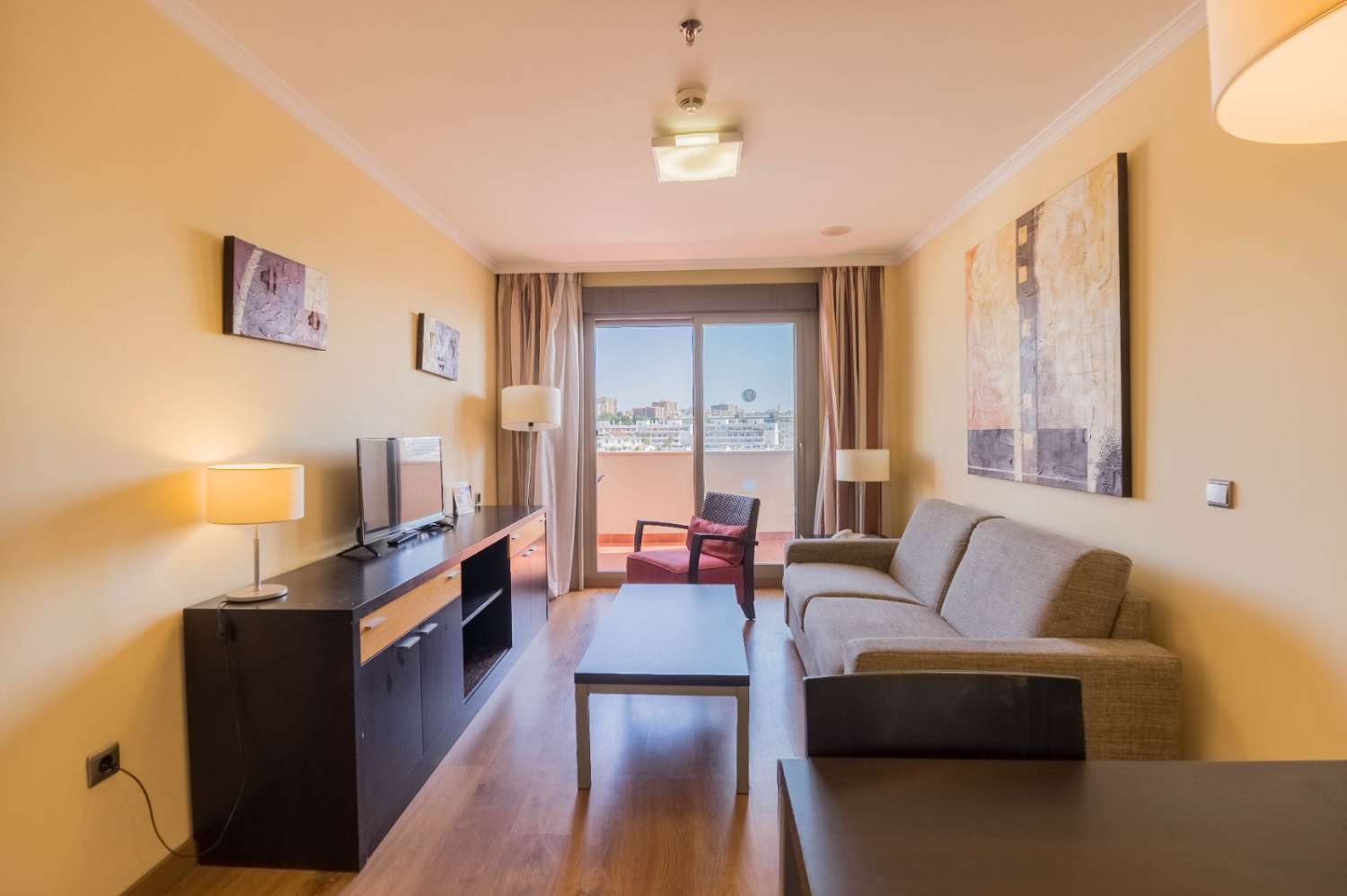 Se alquila desde 1.5 26-.28.2.27  y de 2.3.27-30.6.27  bonito apartamento  con vistas al mar  a 200 metros de la playa en Benalmádena