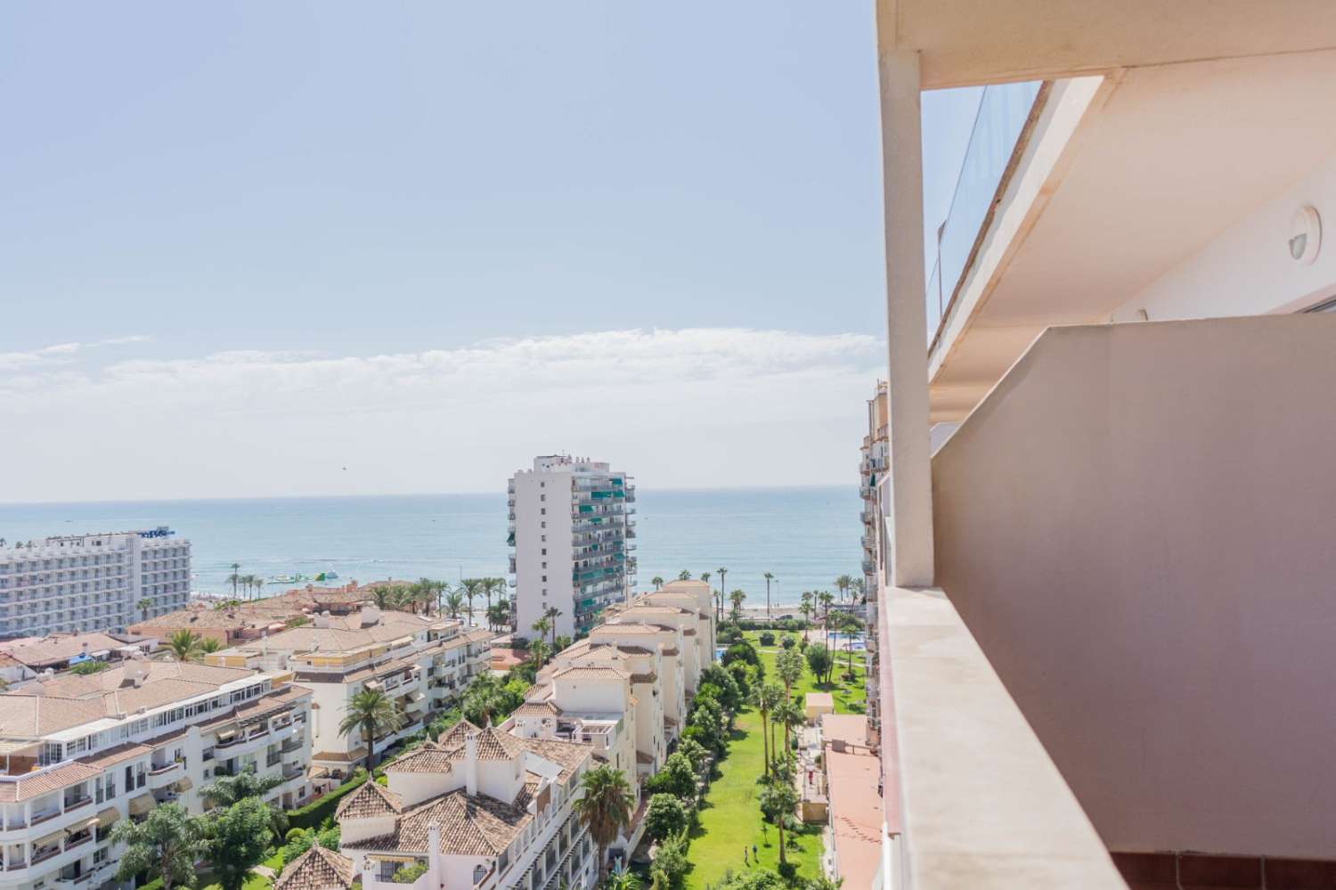 Se alquila desde 1.5 26-.28.2.27  y de 2.3.27-30.6.27  bonito apartamento  con vistas al mar  a 200 metros de la playa en Benalmádena
