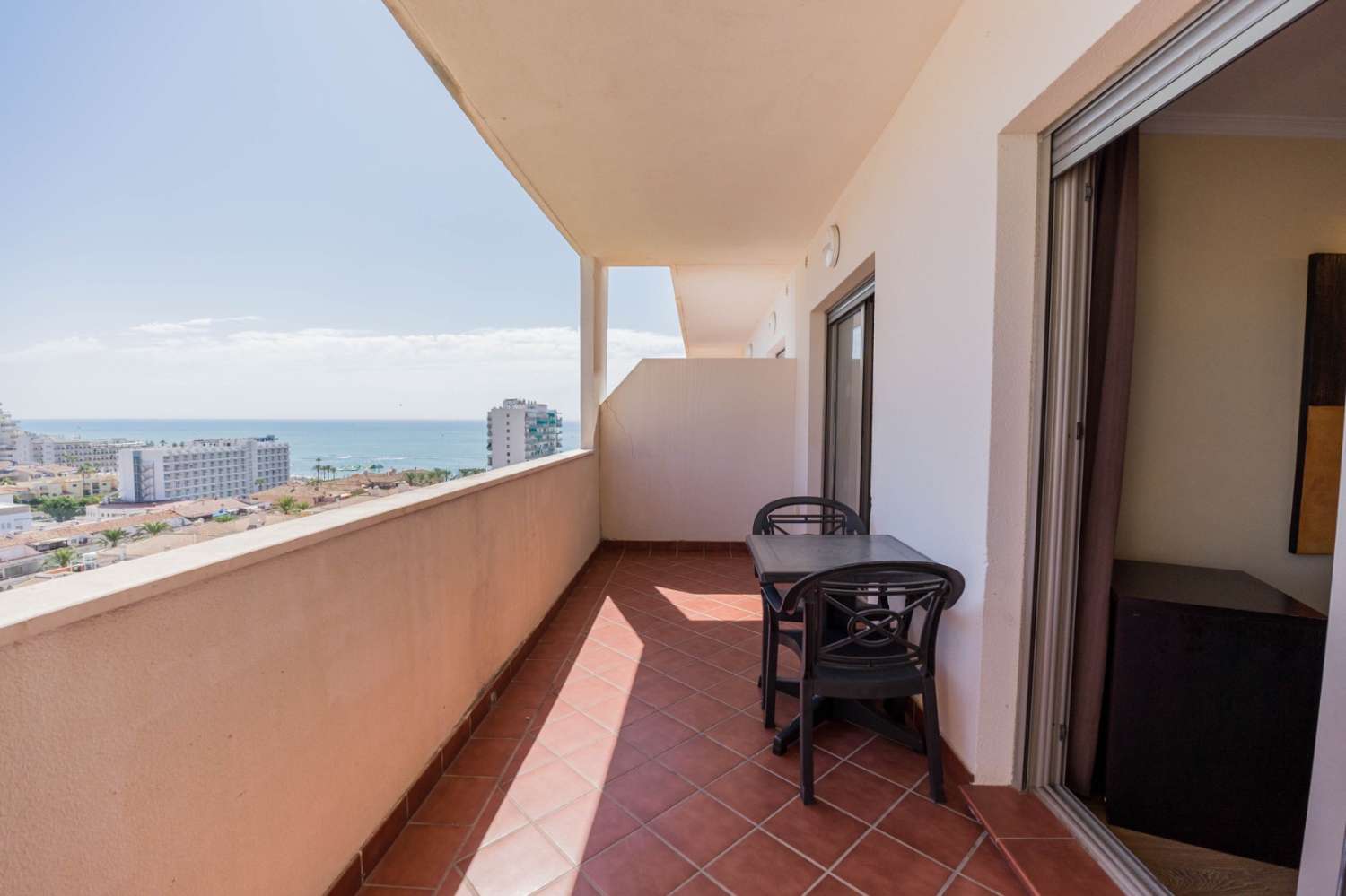 Se alquila desde 1.5 26-.28.2.27  y de 2.3.27-30.6.27  bonito apartamento  con vistas al mar  a 200 metros de la playa en Benalmádena