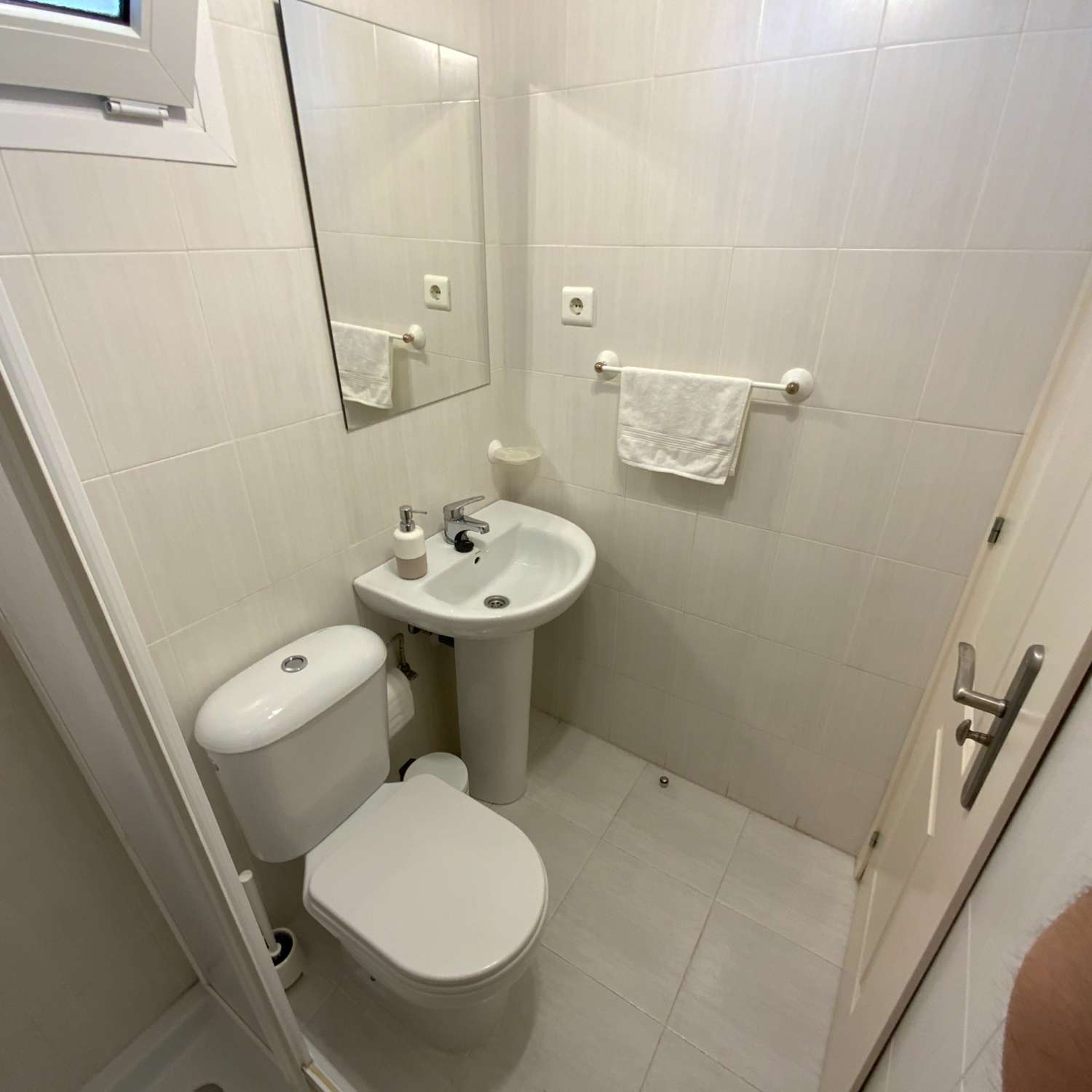 SE ALQUILA DESDE 1.9.26.30.6.27 BONITO APARTAMENTO  A  70 METROS DE LA PLAYA  EN BENALMADENA