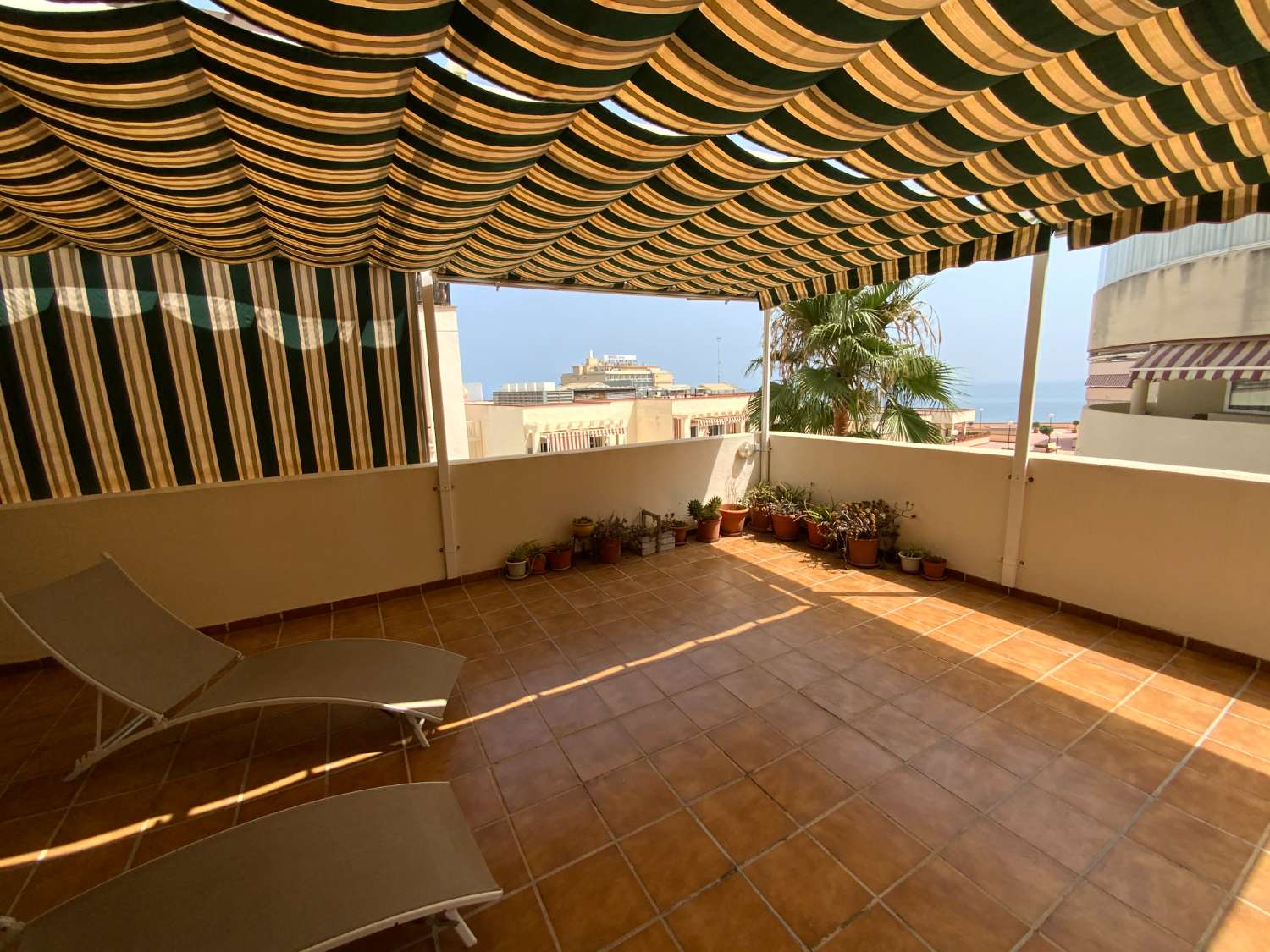 SE ALQUILA DESDE 1.9.26.30.6.27 BONITO APARTAMENTO  A  70 METROS DE LA PLAYA  EN BENALMADENA