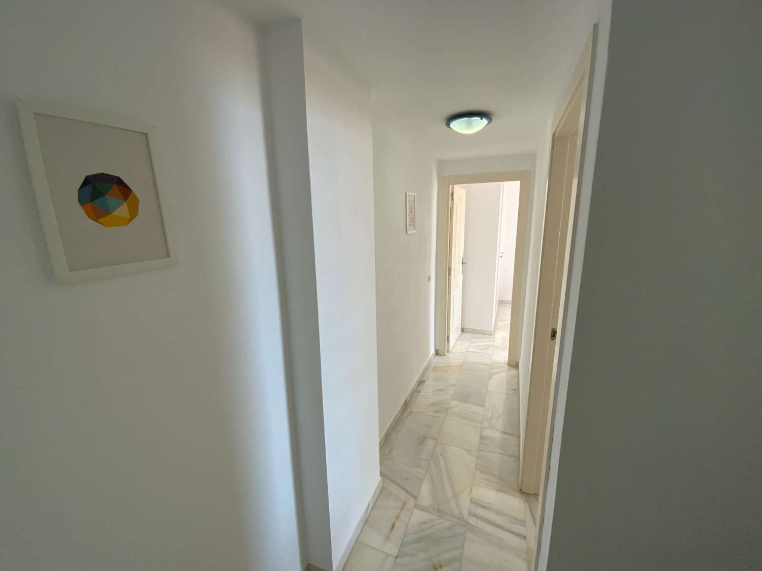 SE ALQUILA DESDE 1.9.26.30.6.27 BONITO APARTAMENTO  A  70 METROS DE LA PLAYA  EN BENALMADENA