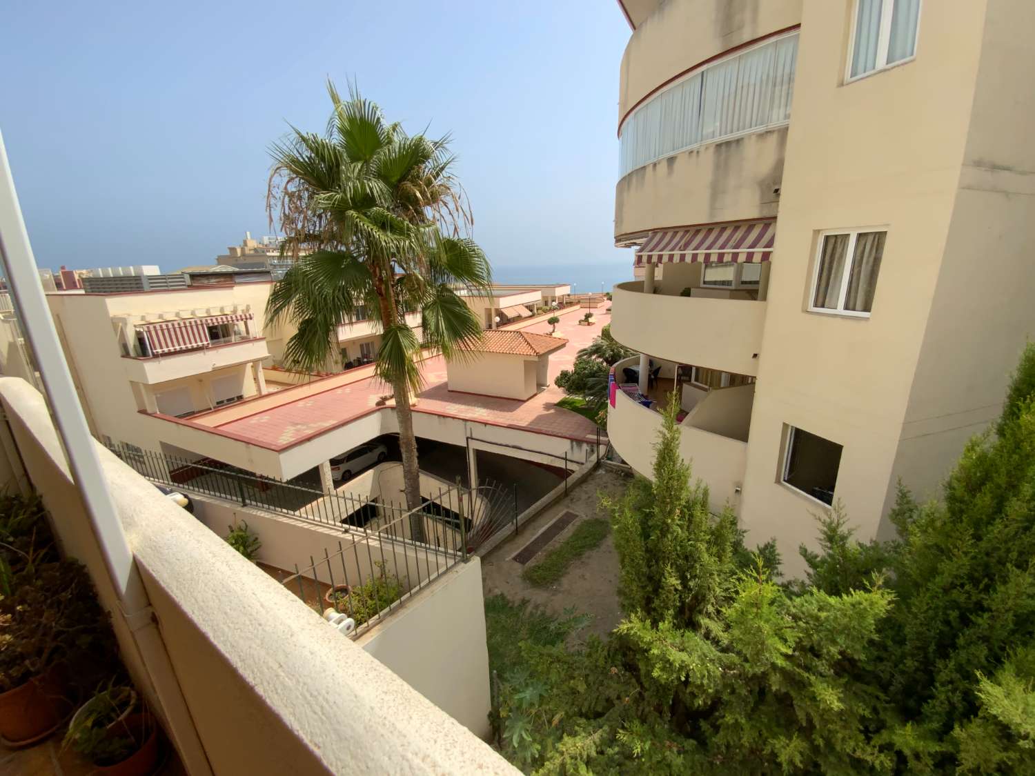 SE ALQUILA DESDE 1.9.26.30.6.27 BONITO APARTAMENTO  A  70 METROS DE LA PLAYA  EN BENALMADENA