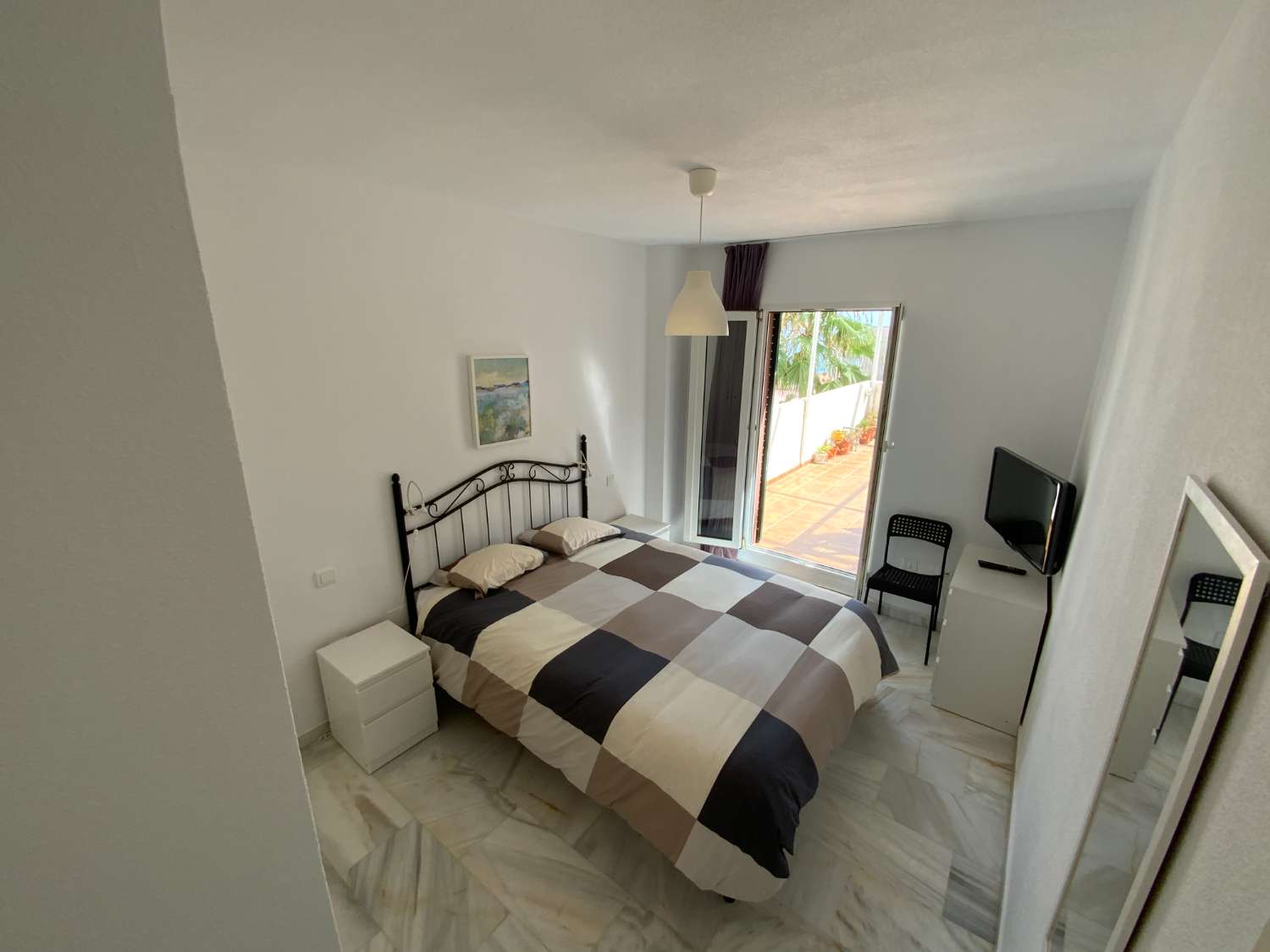 SE ALQUILA DESDE 1.9.26.30.6.27 BONITO APARTAMENTO  A  70 METROS DE LA PLAYA  EN BENALMADENA