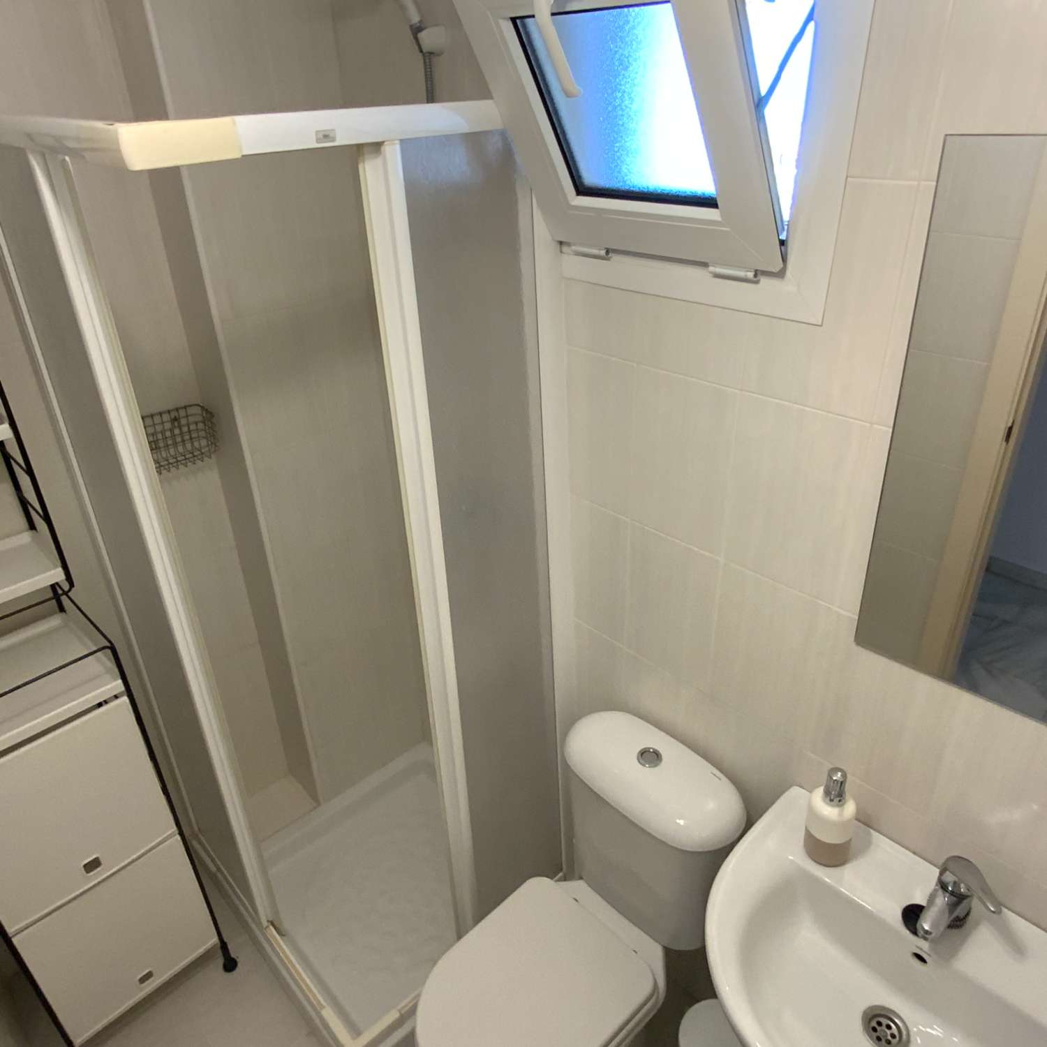 SE ALQUILA DESDE 1.9.26.30.6.27 BONITO APARTAMENTO  A  70 METROS DE LA PLAYA  EN BENALMADENA