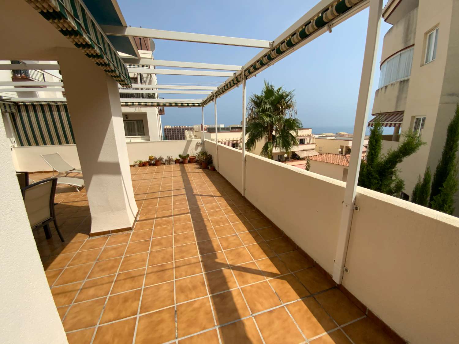 SE ALQUILA DESDE 1.9.26.30.6.27 BONITO APARTAMENTO  A  70 METROS DE LA PLAYA  EN BENALMADENA