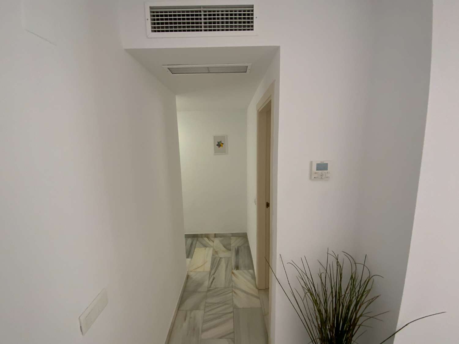 SE ALQUILA DESDE 1.9.26.30.6.27 BONITO APARTAMENTO  A  70 METROS DE LA PLAYA  EN BENALMADENA