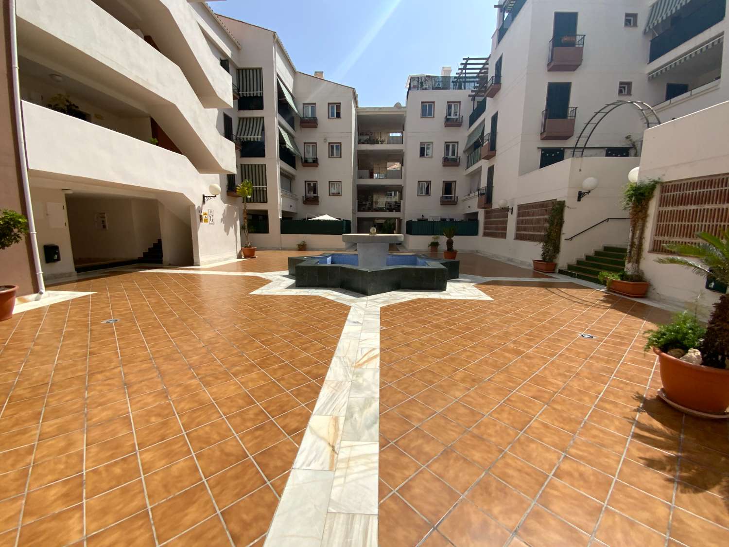 SE ALQUILA DESDE 1.9.26.30.6.27 BONITO APARTAMENTO  A  70 METROS DE LA PLAYA  EN BENALMADENA