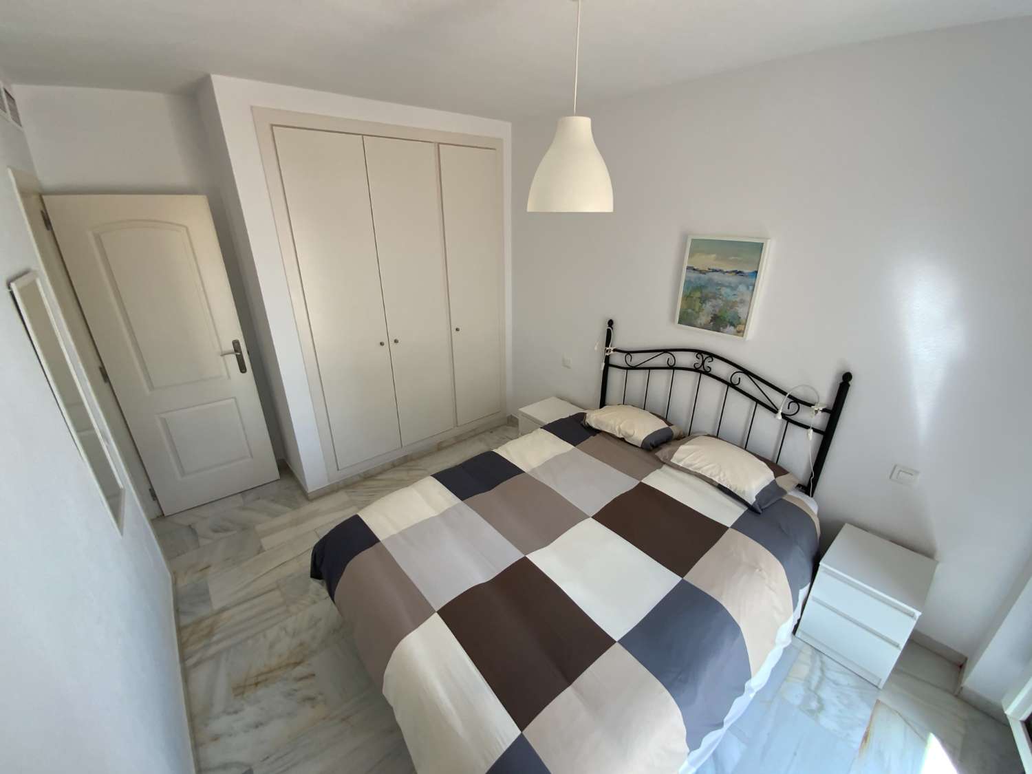 SE ALQUILA DESDE 1.9.26.30.6.27 BONITO APARTAMENTO  A  70 METROS DE LA PLAYA  EN BENALMADENA