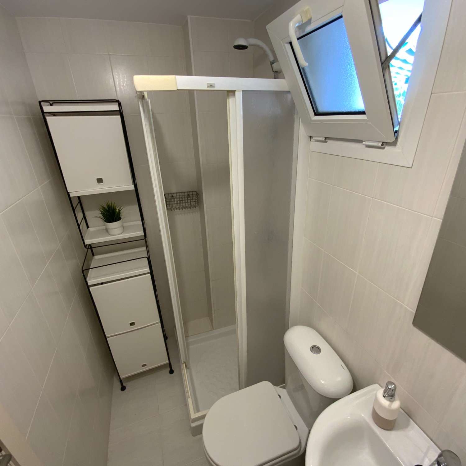 SE ALQUILA DESDE 1.9.26.30.6.27 BONITO APARTAMENTO  A  70 METROS DE LA PLAYA  EN BENALMADENA