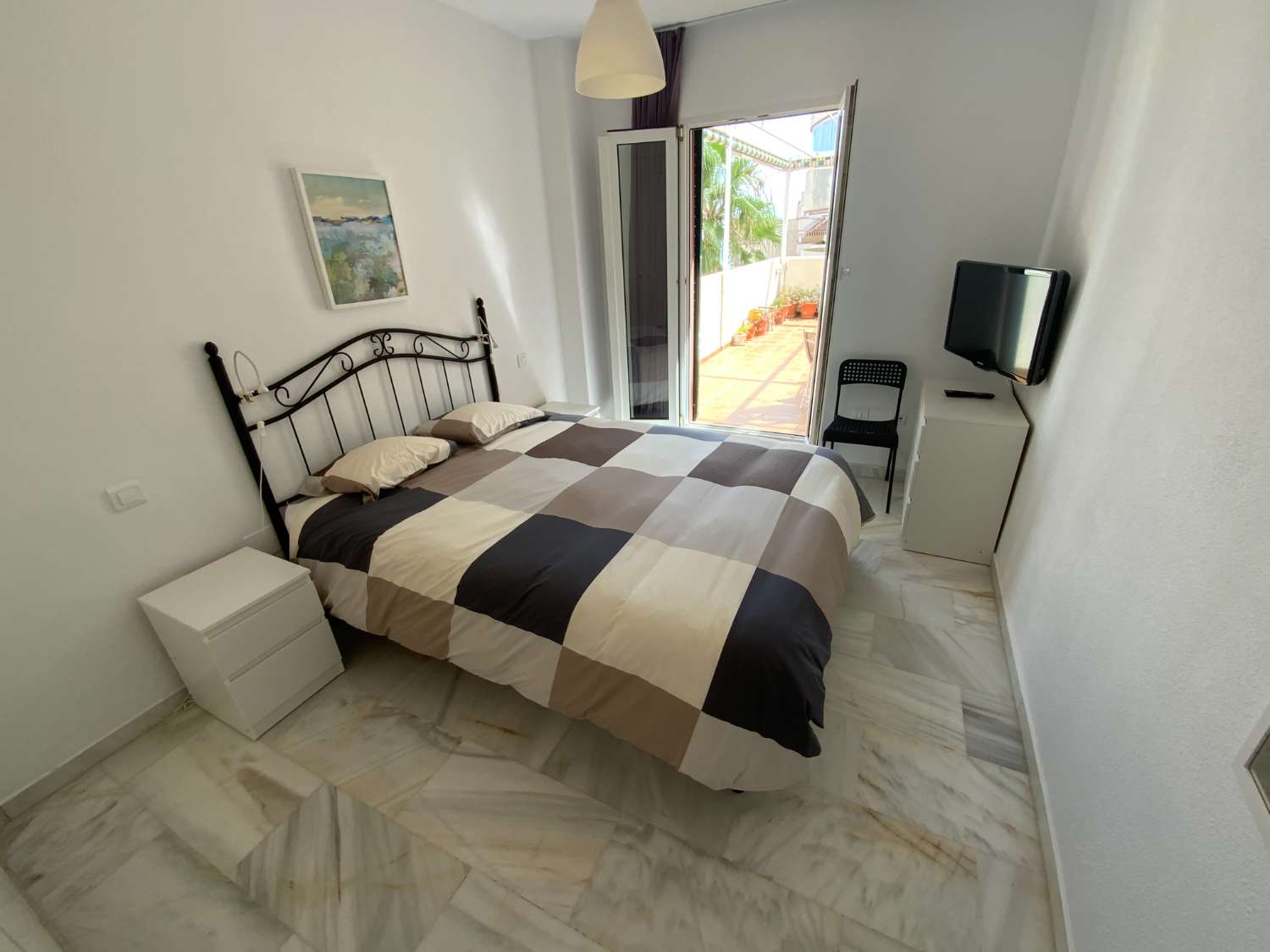 SE ALQUILA DESDE 1.9.26.30.6.27 BONITO APARTAMENTO  A  70 METROS DE LA PLAYA  EN BENALMADENA