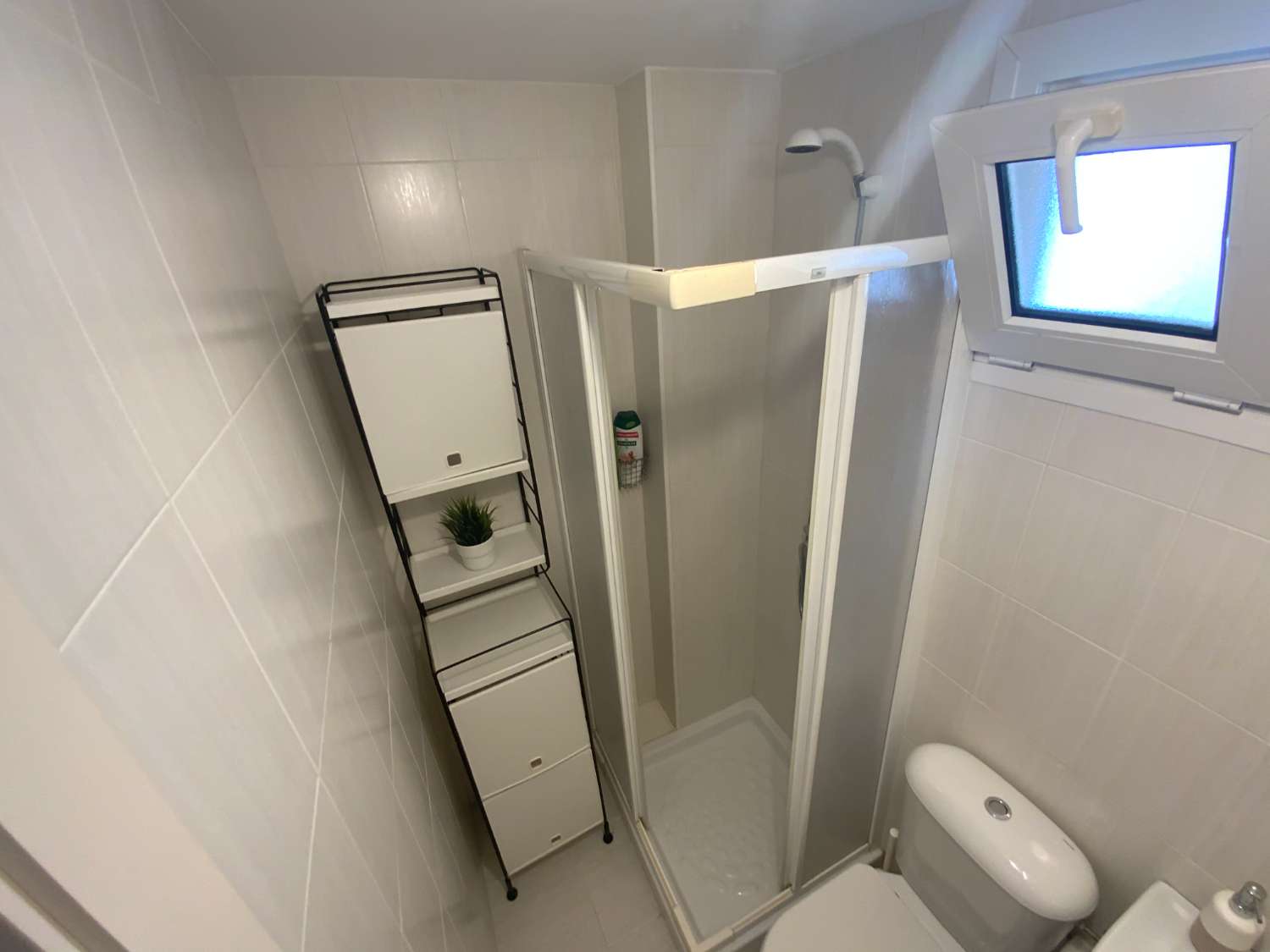 SE ALQUILA DESDE 1.9.26.30.6.27 BONITO APARTAMENTO  A  70 METROS DE LA PLAYA  EN BENALMADENA