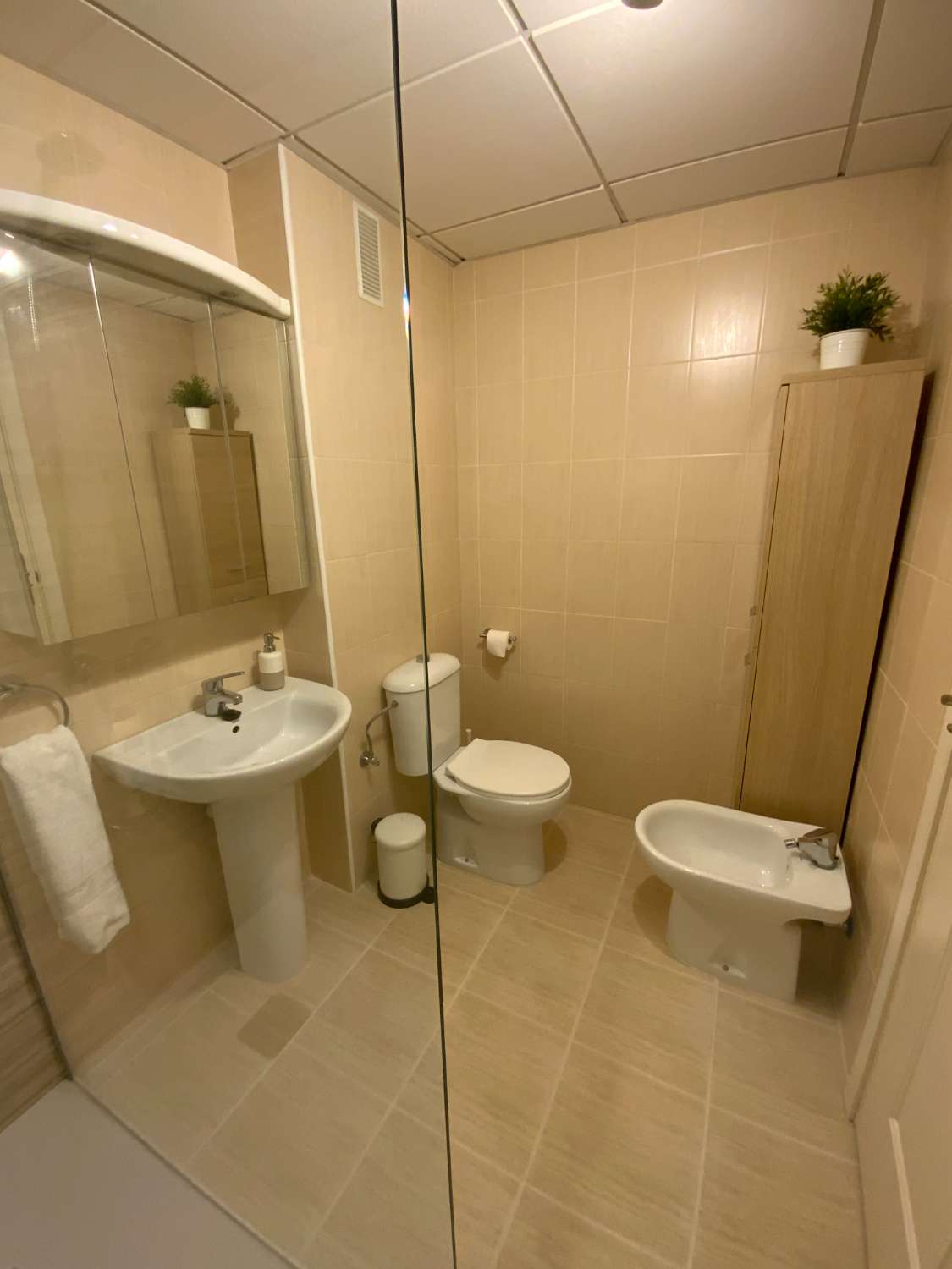 SE ALQUILA DESDE 1.9.26.30.6.27 BONITO APARTAMENTO  A  70 METROS DE LA PLAYA  EN BENALMADENA