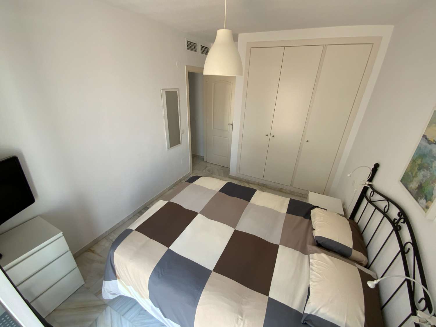 SE ALQUILA DESDE 1.9.26.30.6.27 BONITO APARTAMENTO  A  70 METROS DE LA PLAYA  EN BENALMADENA