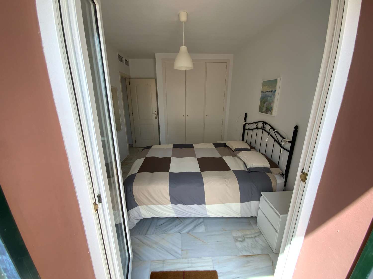 SE ALQUILA DESDE 1.9.26.30.6.27 BONITO APARTAMENTO  A  70 METROS DE LA PLAYA  EN BENALMADENA