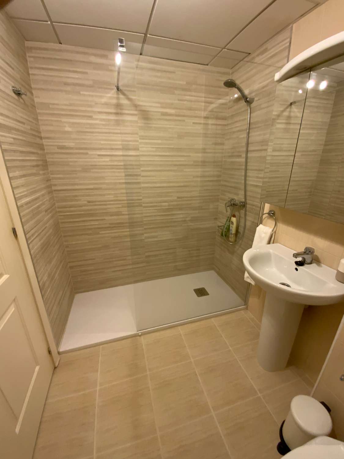 SE ALQUILA DESDE 1.9.26.30.6.27 BONITO APARTAMENTO  A  70 METROS DE LA PLAYA  EN BENALMADENA