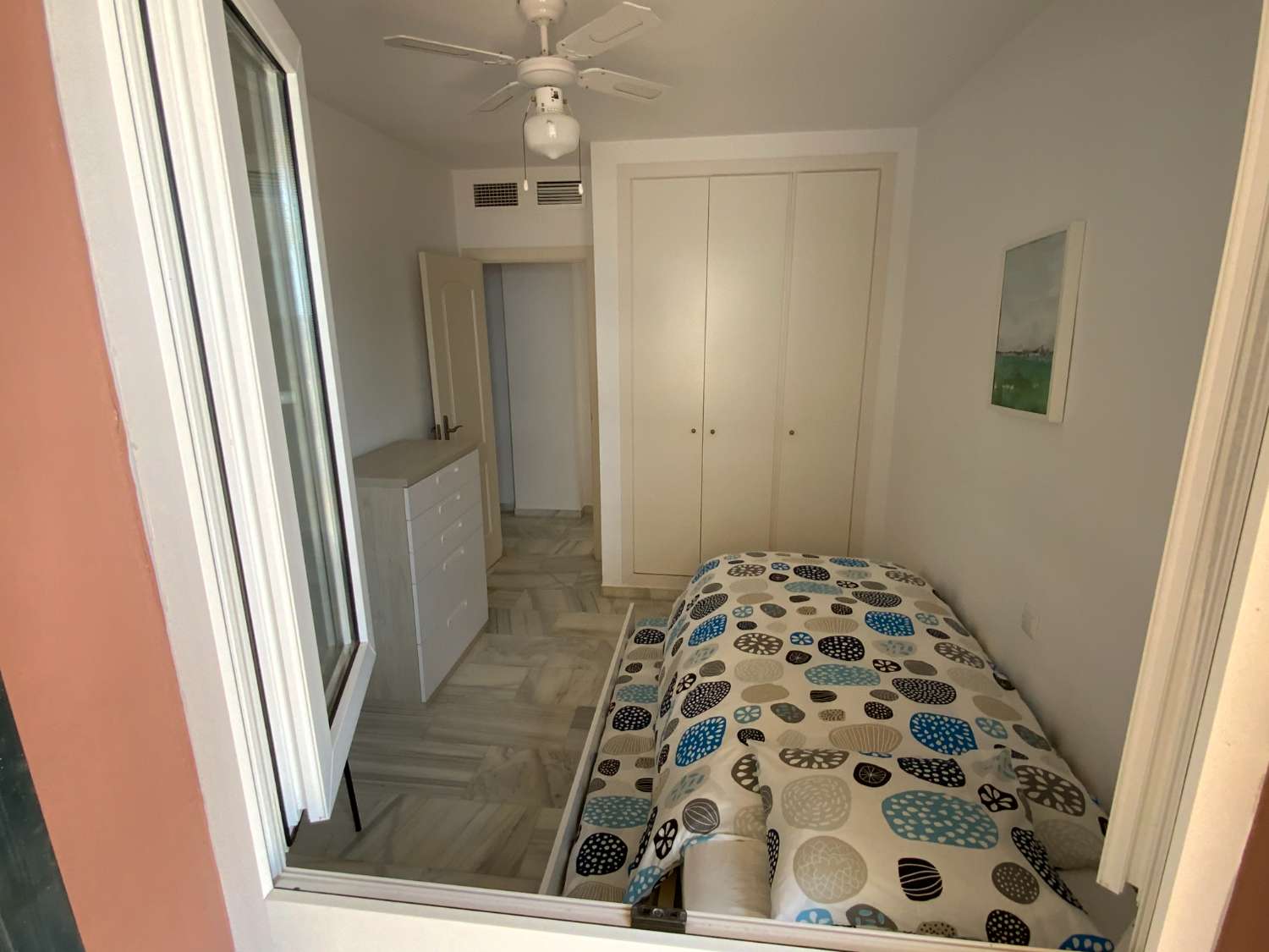 SE ALQUILA DESDE 1.9.26.30.6.27 BONITO APARTAMENTO  A  70 METROS DE LA PLAYA  EN BENALMADENA