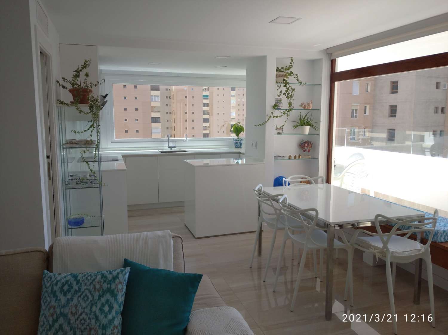 SE ALQUILA DESDE 7.4.26 - 30.6.26  Y DESDE 1..9.26-30.6.27 BONITO APARTAMENTO CON VISTAS AL MAR EN PLAYAMAR (TORREMOLINOS)