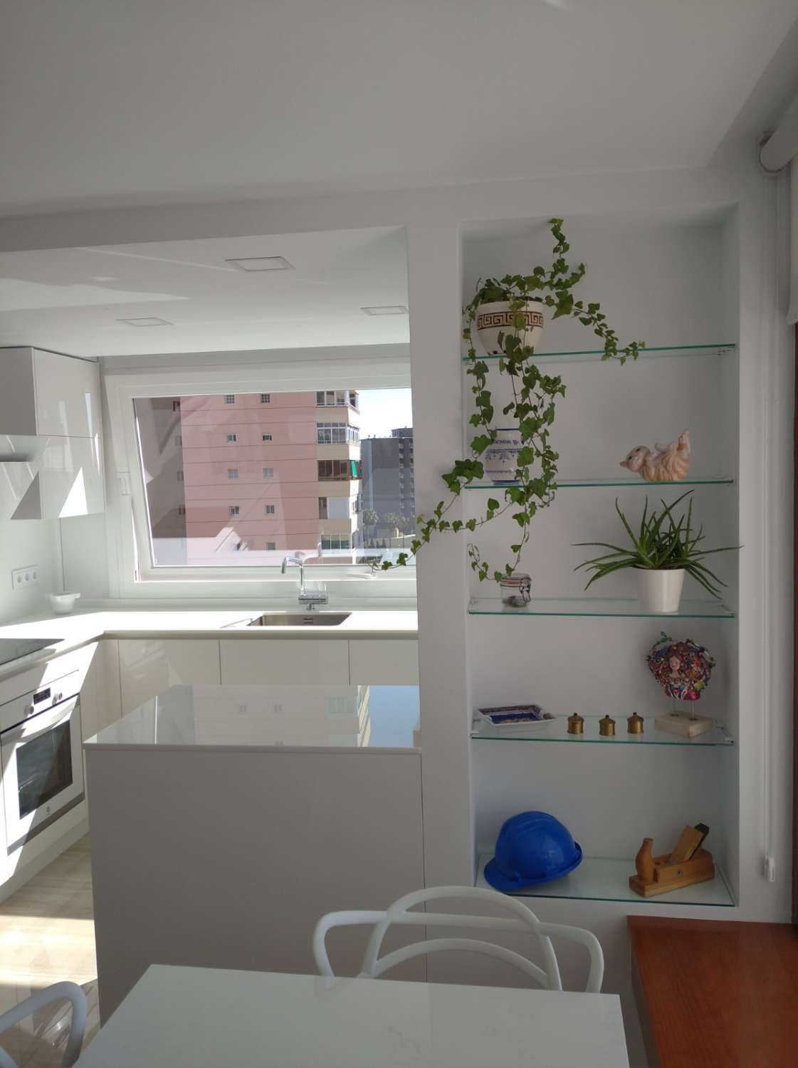 SE ALQUILA DESDE 7.4.26 - 30.6.26  Y DESDE 1..9.26-30.6.27 BONITO APARTAMENTO CON VISTAS AL MAR EN PLAYAMAR (TORREMOLINOS)
