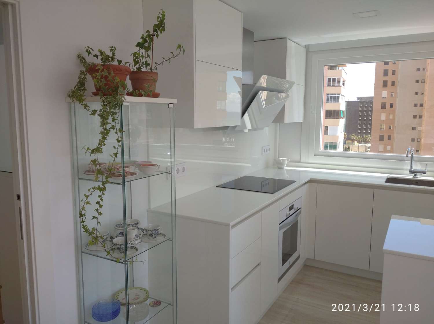 SE ALQUILA DESDE 7.4.26 - 30.6.26  Y DESDE 1..9.26-30.6.27 BONITO APARTAMENTO CON VISTAS AL MAR EN PLAYAMAR (TORREMOLINOS)