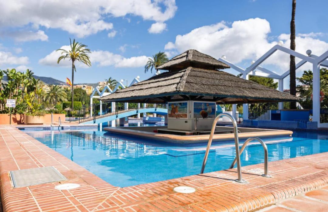 Se alquila piso con vistas frontales al mar desde ahora hasta 15.06.2026 Y desde 15/09/2026 hasta 15/06/2027 bonito apartamento en Benalmadena Costa