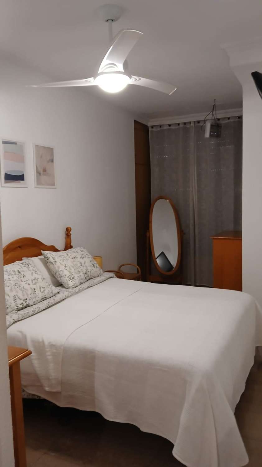 Se alquila desde  01/10/2026 hasta 31/05/2027 bonito apartamento en Fuengirola con vistas al mar