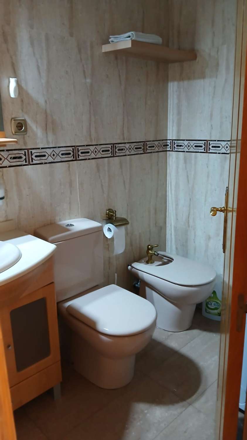 Se alquila desde  01/10/2026 hasta 31/05/2027 bonito apartamento en Fuengirola con vistas al mar