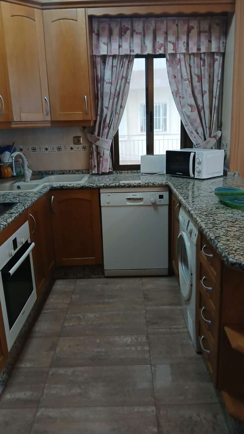 Se alquila desde  01/10/2026 hasta 31/05/2027 bonito apartamento en Fuengirola con vistas al mar