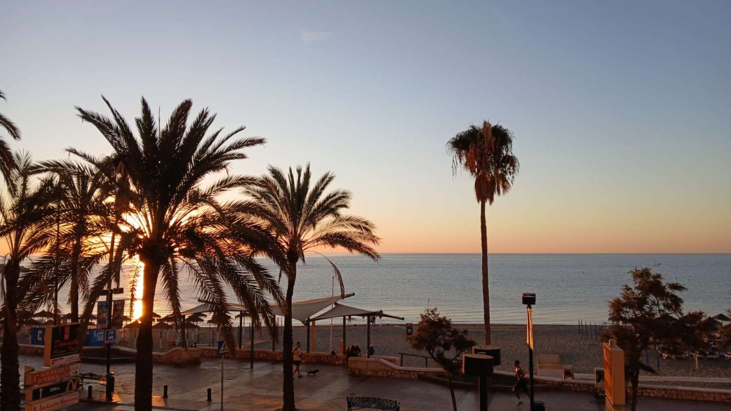 Se alquila desde  01/10/2026 hasta 31/05/2027 bonito apartamento en Fuengirola con vistas al mar