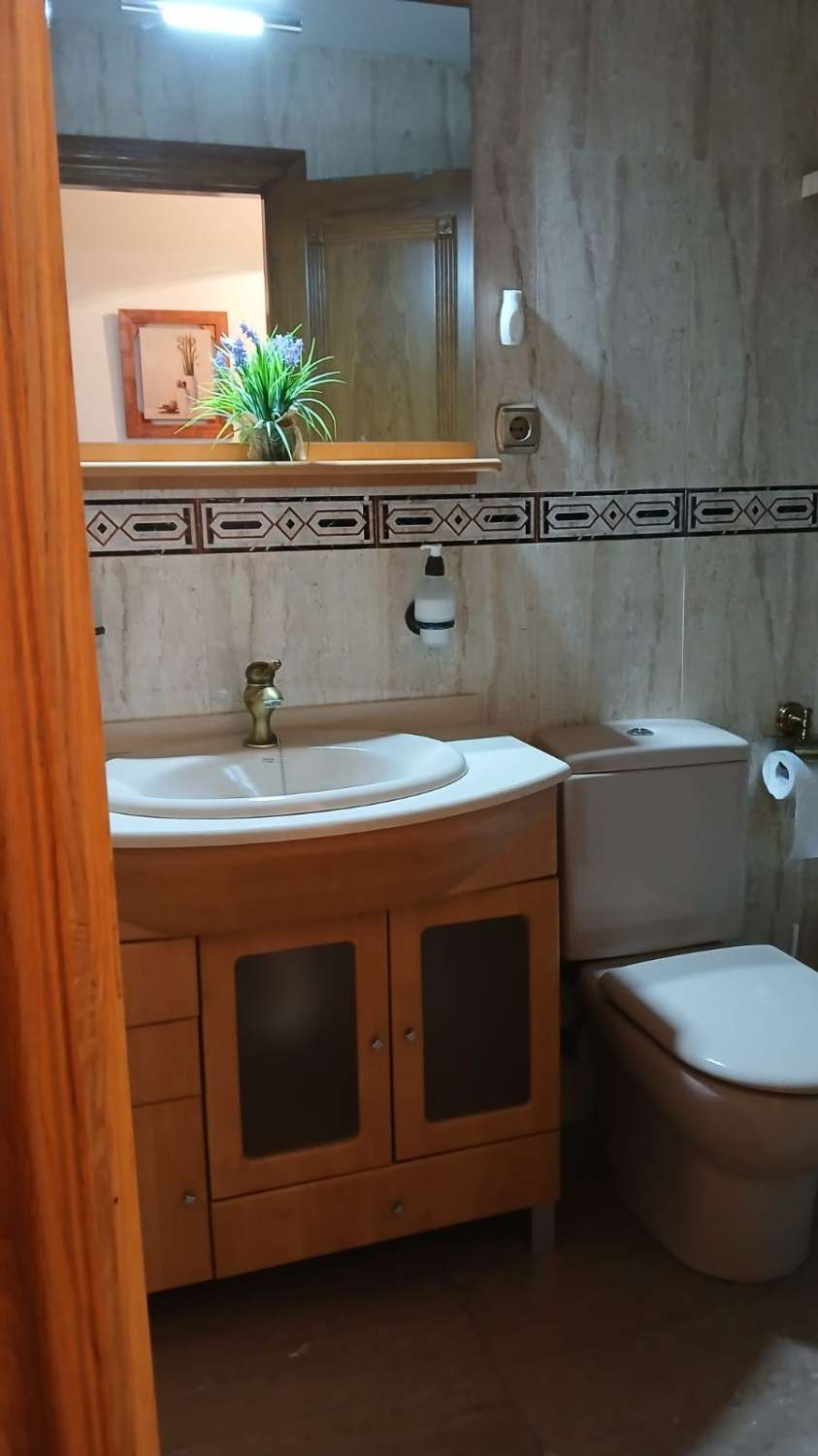 Se alquila desde  01/10/2026 hasta 31/05/2027 bonito apartamento en Fuengirola con vistas al mar