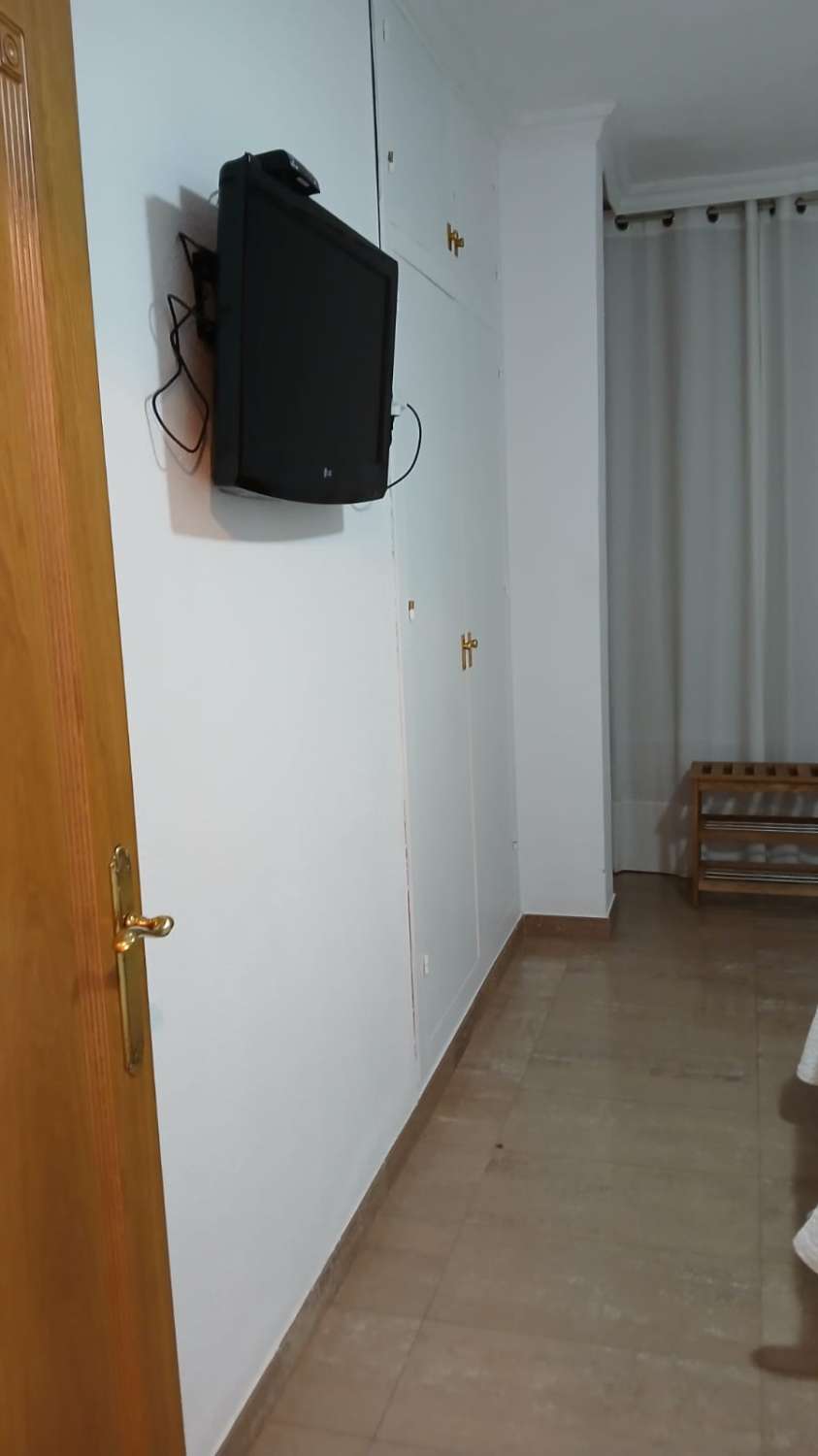 Se alquila desde  01/10/2026 hasta 31/05/2027 bonito apartamento en Fuengirola con vistas al mar