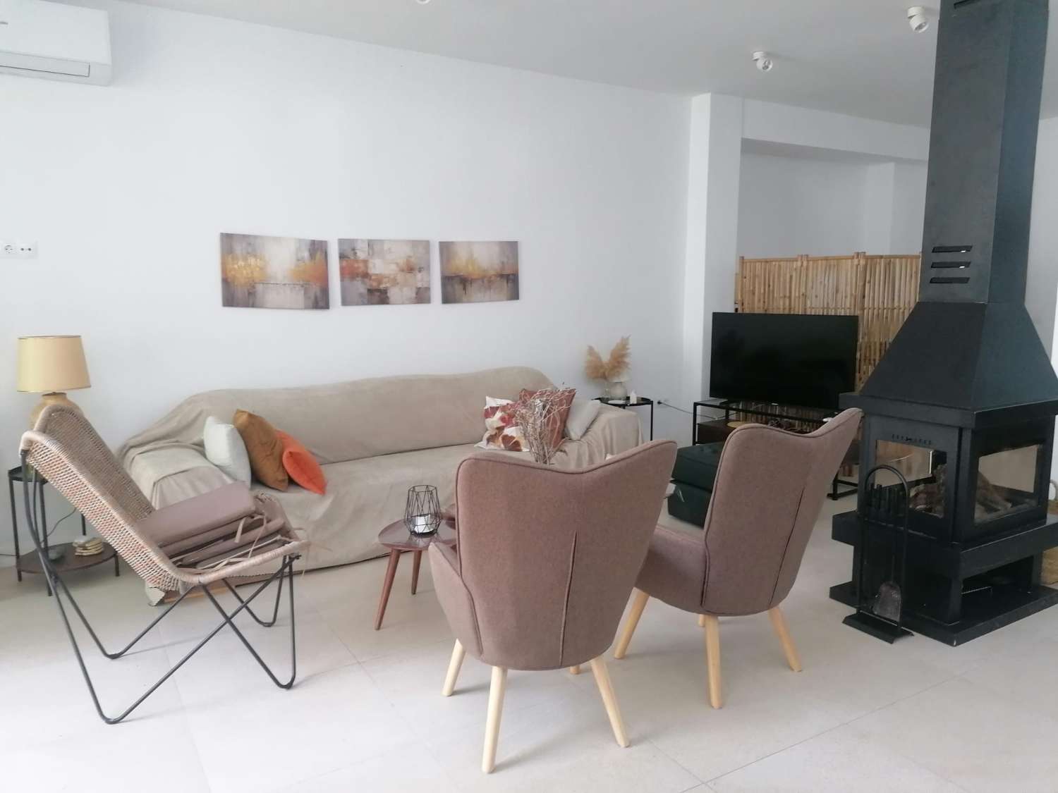 SE ALQUILA POR LARGA TEMPORADA MAGNIFICACASA EN COIN