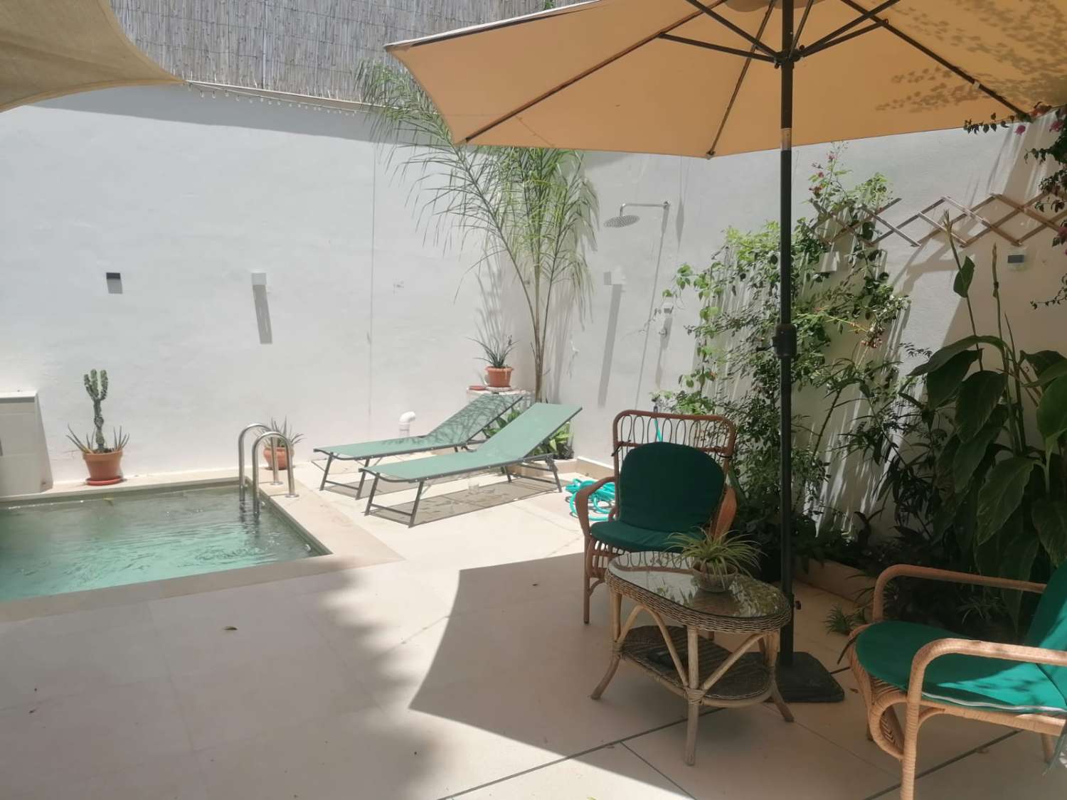 SE ALQUILA POR LARGA TEMPORADA MAGNIFICACASA EN COIN