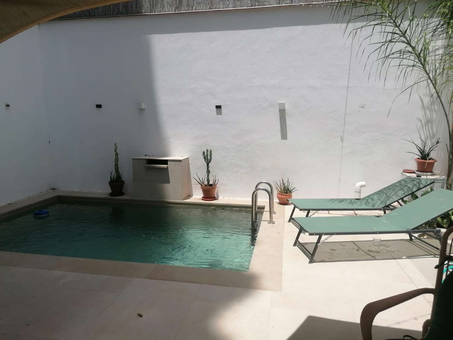 SE ALQUILA POR LARGA TEMPORADA MAGNIFICACASA EN COIN