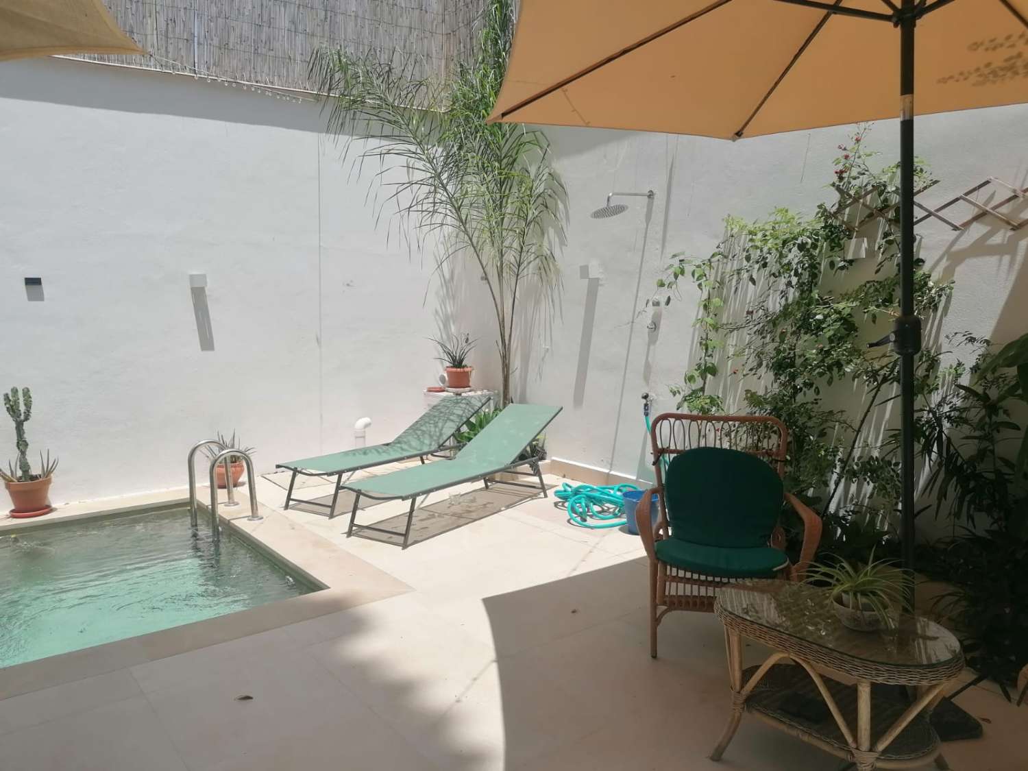 SE ALQUILA POR LARGA TEMPORADA MAGNIFICACASA EN COIN