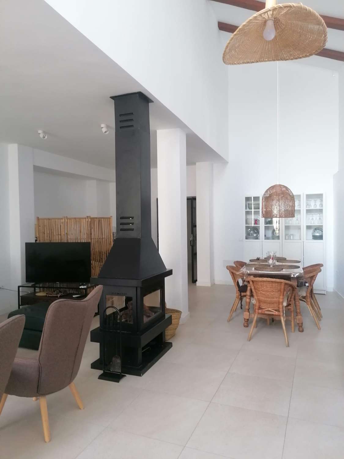 SE ALQUILA POR LARGA TEMPORADA MAGNIFICACASA EN COIN