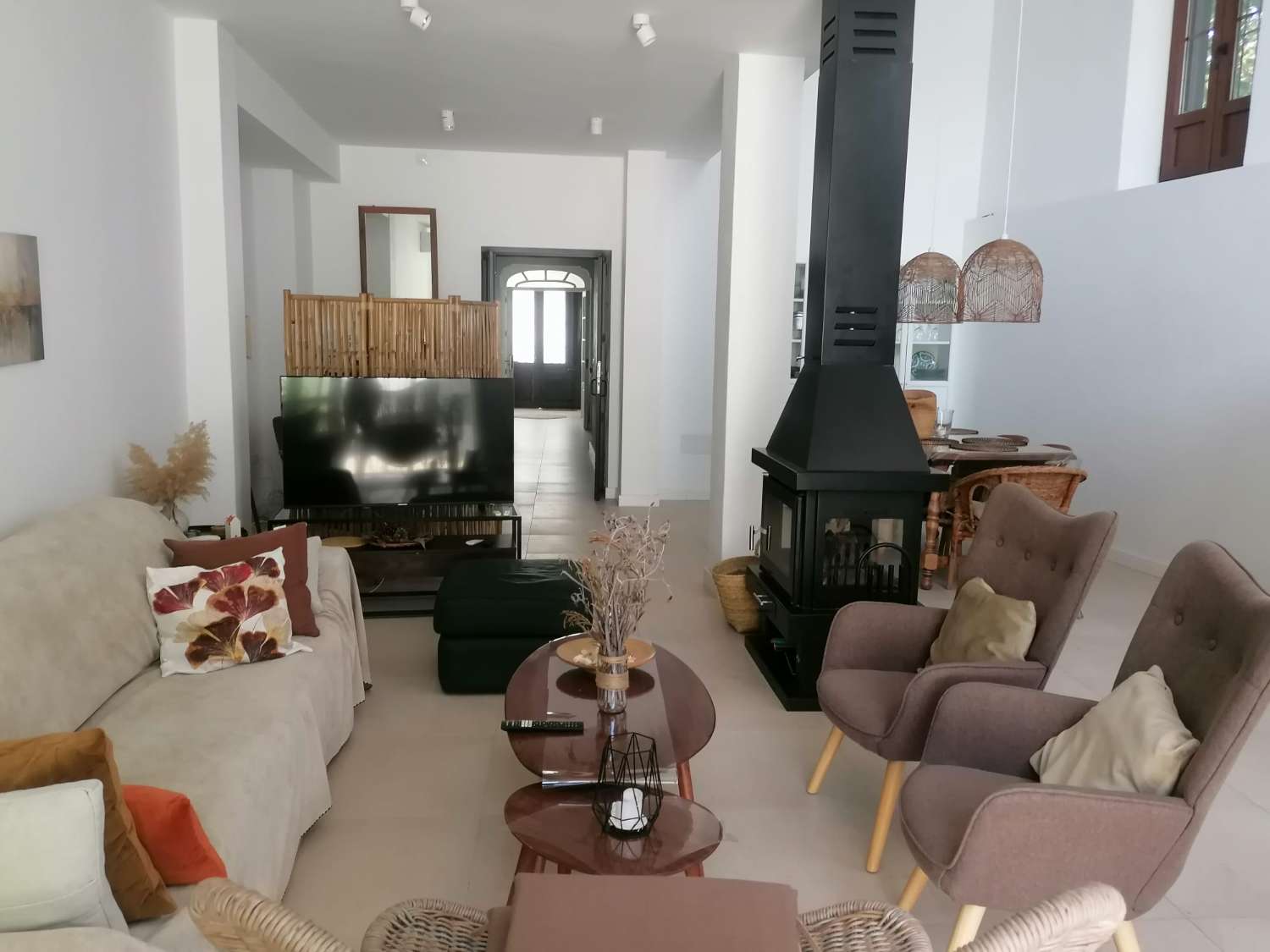 SE ALQUILA POR LARGA TEMPORADA MAGNIFICACASA EN COIN