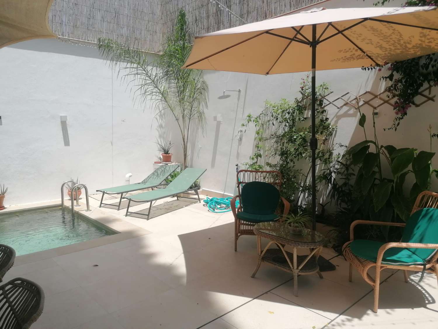 SE ALQUILA POR LARGA TEMPORADA MAGNIFICACASA EN COIN