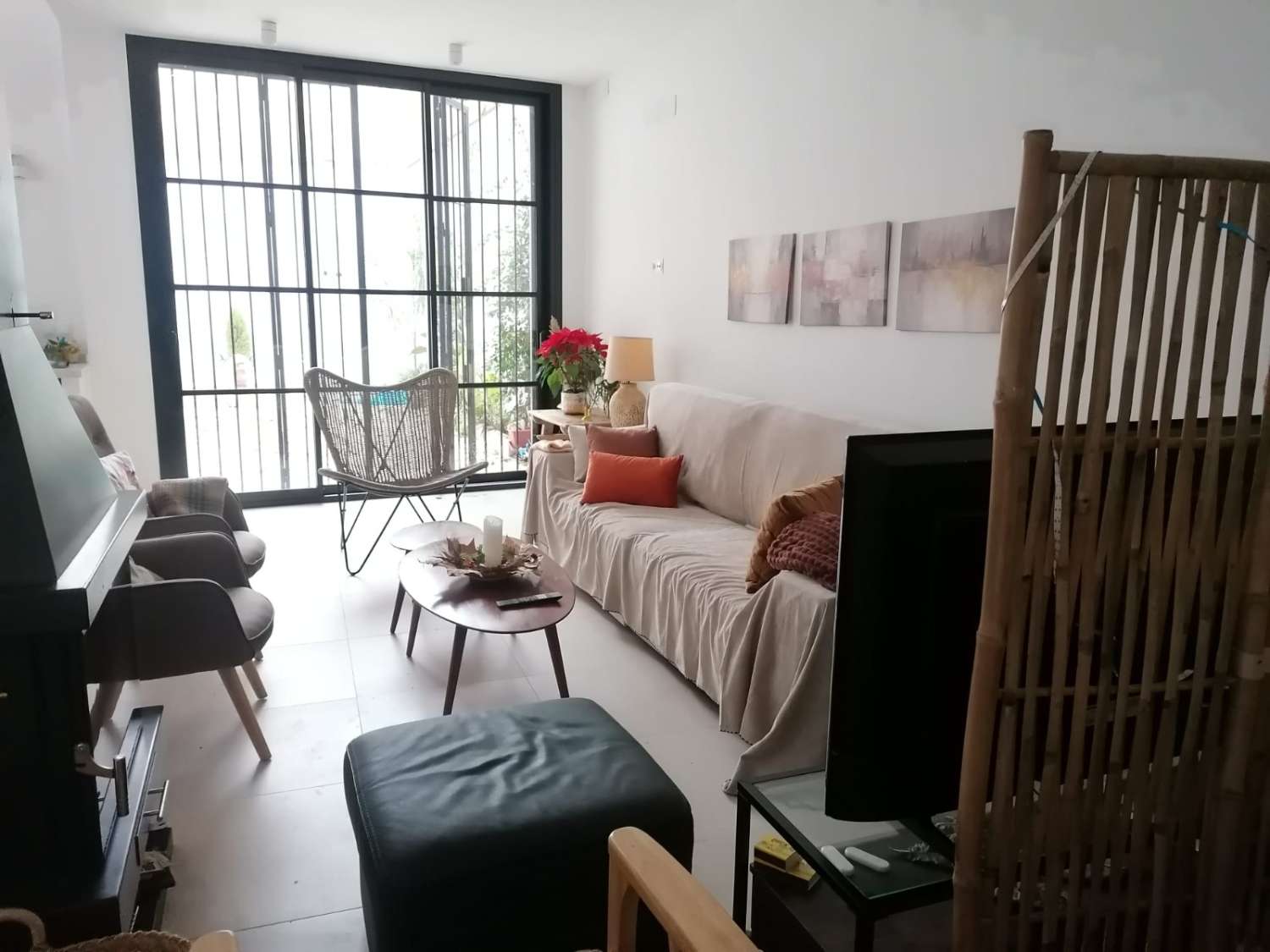 SE ALQUILA POR LARGA TEMPORADA MAGNIFICACASA EN COIN