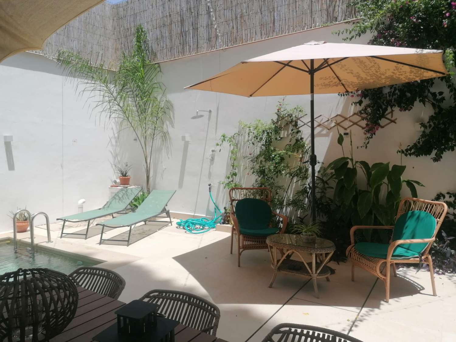 SE ALQUILA POR LARGA TEMPORADA MAGNIFICACASA EN COIN