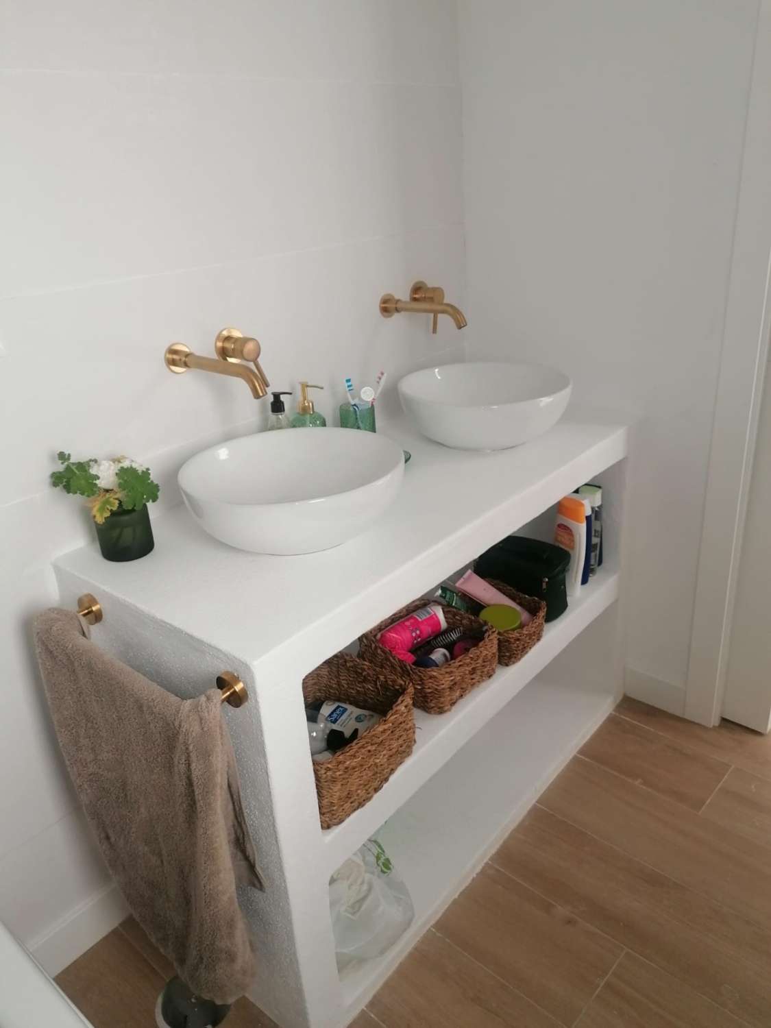 SE ALQUILA POR LARGA TEMPORADA MAGNIFICACASA EN COIN