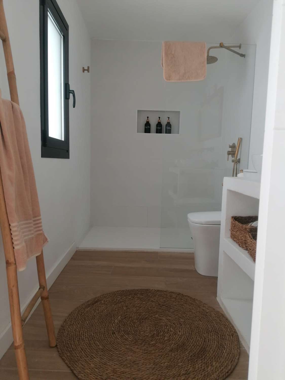 SE ALQUILA POR LARGA TEMPORADA MAGNIFICACASA EN COIN