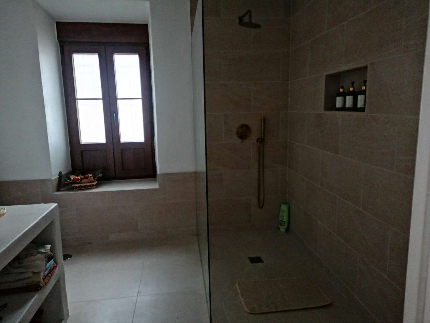 SE ALQUILA POR LARGA TEMPORADA MAGNIFICACASA EN COIN