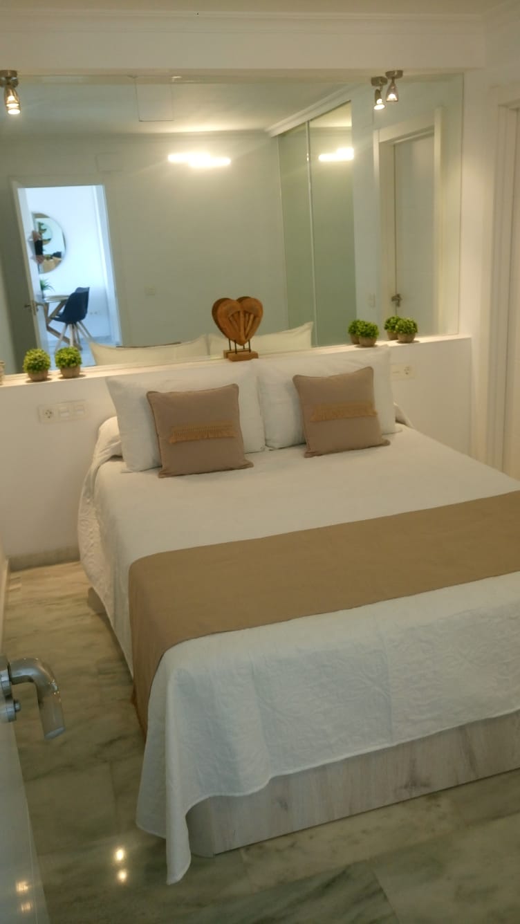 SE ALQUILA  POR LARGA TEMPORADA MAGNIFICO APARTAMENTO CON VISTAS AL MAR EN   2ª LINEA DE PLAYA EN BENALMADENA