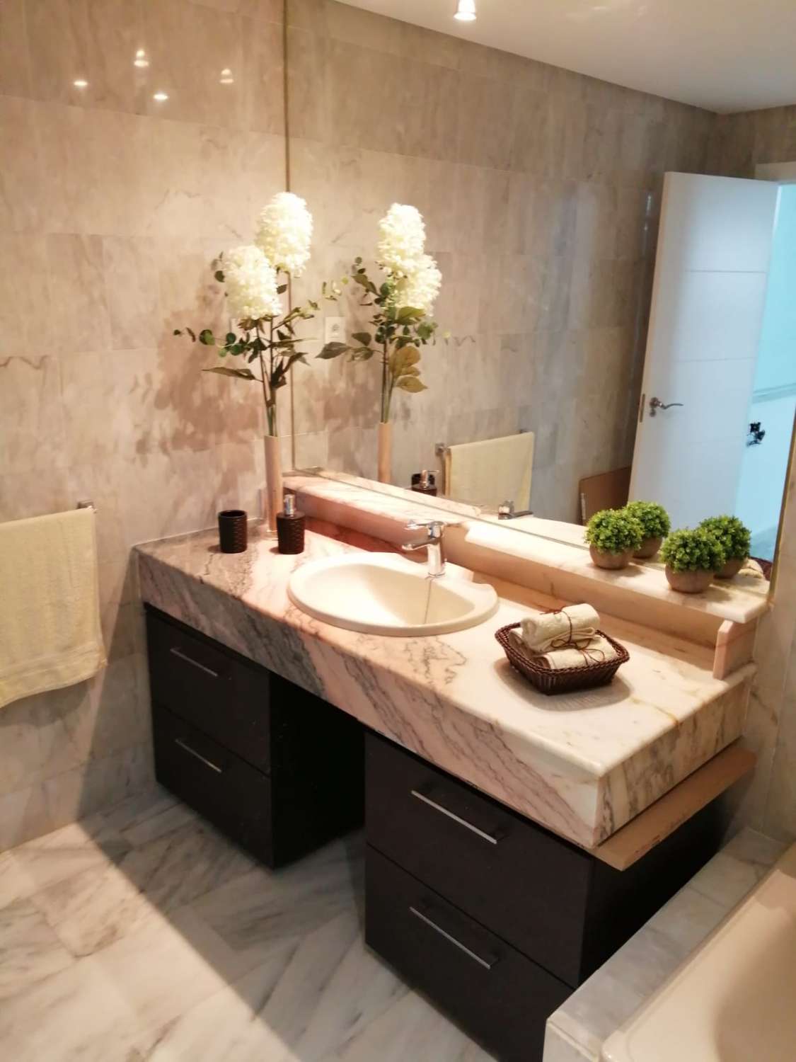 SE ALQUILA  POR LARGA TEMPORADA MAGNIFICO APARTAMENTO CON VISTAS AL MAR EN   2ª LINEA DE PLAYA EN BENALMADENA