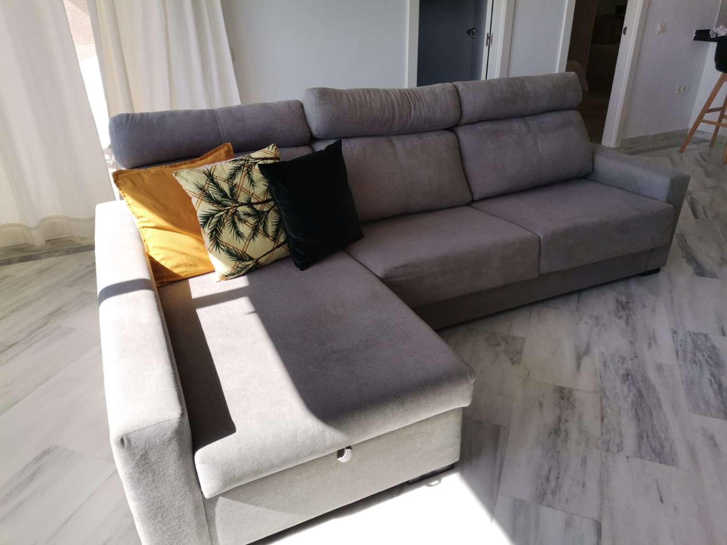 SE ALQUILA  POR LARGA TEMPORADA MAGNIFICO APARTAMENTO CON VISTAS AL MAR EN   2ª LINEA DE PLAYA EN BENALMADENA